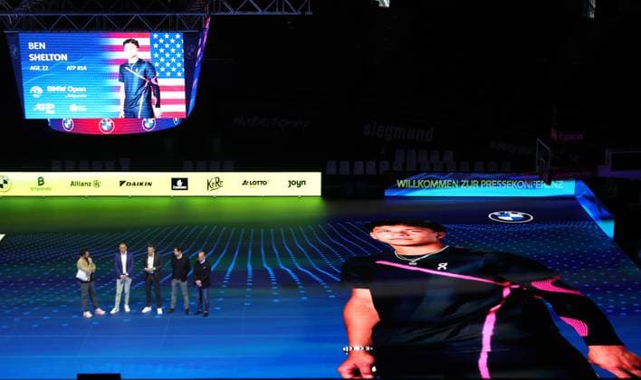 18.03.2025, ATP, Tennis Herren BMW Open Praesentation, Tennis, im Bild: Christian Ach, Patrick Kuehnen, Fabian Tross und Christian Okon, Praesentieren die Spielerfeld, hier Ben Shelton (USA)