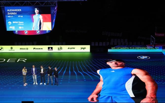 18.03.2025, ATP, Tennis Herren BMW Open Praesentation, Tennis, im Bild: Christian Ach, Patrick Kuehnen, Fabian Tross und Christian Okon, Präsentieren die Spielerfeld, hier Alexander Zverev (GER)
