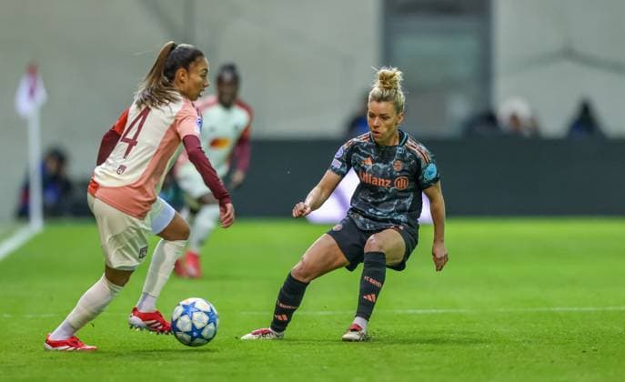 GER, München, FC Bayern München vs Olympique Lyon, Women s Champions League, Fussball, UEFA, Spielzeit 2024 2025, FC Bayern Campus, Viertelfinale, im Bild v.l.: Selma Bacha (Olympique Lyon 4), Linda Dallmann (FC Bayern München Frauen 10) DFB DFL REGULATIONS PROHIBIT ANY USE OF PHOTOGRAPHS AS IMAGE SEQUENCES AND OR QUASI-VIDEO, 18.03.2024, Copyright: HMBxMedia HendrikxHamelau