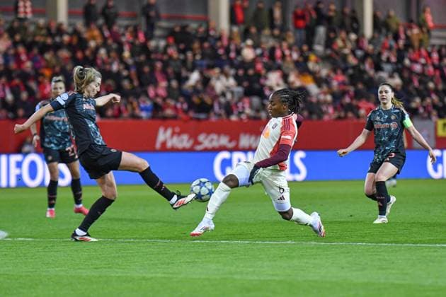 Linda Sembrant (2 Bayern) und Melchie Dumornay (6 Olympique Lyonnais) in Aktion beim UEFA Womens Champions League Spiel FC Bayern München - Olympique Lyon am 18.03.2025. München FC Bayern Campus Bayern Deutschland
