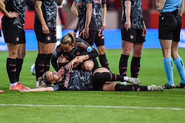 Sport Themen der Woche KW12 Sport Bilder des Tages Giulia Gwinn (7 FC Bayern) liegt nach einem Foul auf dem Boden und Lea Schüller (11 Bayern) schaut nach ihr beim UEFA Womens Champions League Spiel FC Bayern München - Olympique Lyon am 18.03.2025. München FC Bayern Campus Bayern Deutschland *** Giulia Gwinn 7 FC Bayern lies on the ground after a foul and Lea Schüller 11 Bayern looks on during the UEFA Womens Champions League match FC Bayern Munich Olympique Lyon on 18 03 2025 Munich FC Bayern Campus Bayern Germany