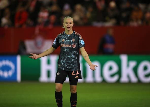 Fussball, Frauen, UEFA Women™s Champions League, Viertelfinale Hinspiel, Saison 2024 2025, FC Bayern München - Olympique Lyon, Campus Pernille Harder (FC Bayern München) fragend mit den Armen