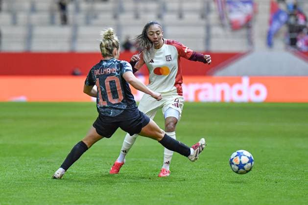 Linda Dallmann (10 FC Bayern) und Selma Bacha (4 Olympique Lyonnais) in Aktion beim UEFA Womens Champions League Spiel FC Bayern München - Olympique Lyon am 18.03.2025. München FC Bayern Campus Bayern Deutschland