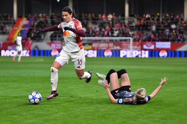 Giulia Gwinn (7 FC Bayern) und Dzsenifer Marozsan (10 Olympique Lyonnais) in Aktion beim UEFA Womens Champions League Spiel FC Bayern München - Olympique Lyon am 18.03.2025. München FC Bayern Campus Bayern Deutschland