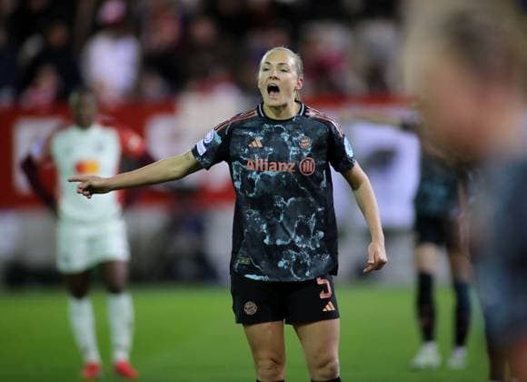 Fussball, Frauen, UEFA Women™s Champions League, Viertelfinale Hinspiel, Saison 2024 2025, FC Bayern München - Olympique Lyon, Campus Magdalena Eriksson (FC Bayern München) gibt Anweisungen, rufen, schreien, rechten Arm heben