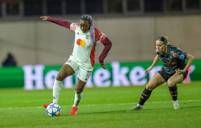 GER, München, FC Bayern München vs Olympique Lyon, Women s Champions League, Fussball, UEFA, Spielzeit 2024 2025, FC Bayern Campus, Viertelfinale, im Bild v.l.: Kadidiatou Diani (Olympique Lyon ), Klara Bühl (FC Bayern München Frauen 17) DFB DFL REGULATIONS PROHIBIT ANY USE OF PHOTOGRAPHS AS IMAGE SEQUENCES AND OR QUASI-VIDEO, 18.03.2024, Copyright: HMBxMedia HendrikxHamelau