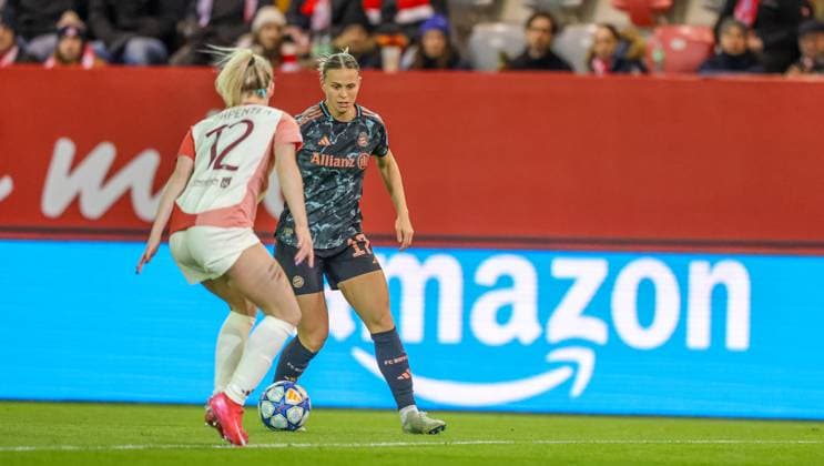 GER, München, FC Bayern München vs Olympique Lyon, Women s Champions League, Fussball, UEFA, Spielzeit 2024 2025, FC Bayern Campus, Viertelfinale, im Bild v.l.: Ellie Carpenter (Lyon), Klara Bühl (FC Bayern München Frauen 17) DFB DFL REGULATIONS PROHIBIT ANY USE OF PHOTOGRAPHS AS IMAGE SEQUENCES AND OR QUASI-VIDEO, 18.03.2024, Copyright: HMBxMedia HendrikxHamelau