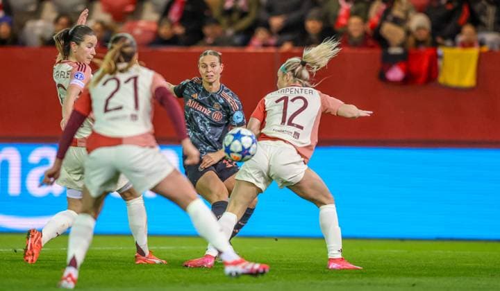 GER, München, FC Bayern München vs Olympique Lyon, Women s Champions League, Fussball, UEFA, Spielzeit 2024 2025, FC Bayern Campus, Viertelfinale, im Bild v.l.: Klara Bühl (FC Bayern München Frauen 17), Ellie Carpenter (OLympique Lyon 12) DFB DFL REGULATIONS PROHIBIT ANY USE OF PHOTOGRAPHS AS IMAGE SEQUENCES AND OR QUASI-VIDEO, 18.03.2024, Copyright: HMBxMedia HendrikxHamelau