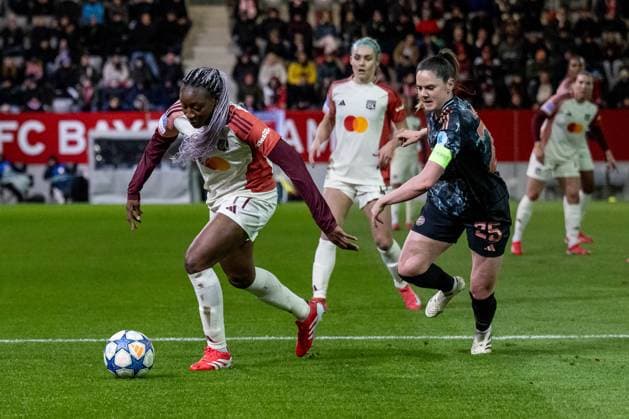 Kampf um den Ball Zweikampf zwischen Kadidiatou Diani (Olympique Lyon, 11) und Sarah Zadrazil (FC Bayern Muenchen Frauen, 25). GER, FC Bayern Muenchen vs. Olympique Lyon, Fussball, UEFA Womans Champions League, Viertelfinale Hinspiel, Saison 2024 2025, 18.03.2025. GER, FC Bayern Muenchen vs. Olympique Lyon, Fussball, UEFA Womans Champions League, Viertelfinale Hinspiel, Saison 2024 2025, 18.03.2025. Muenchen Copyright: xEibner-Pressefoto HeikexFeinerx EP_HFR