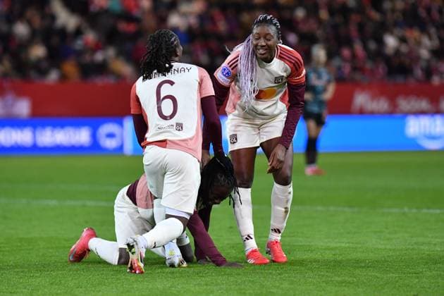 Melchie Dumornay (6 Olympique Lyonnais) , Tabitha Chawinga (22 Olympique Lyonnais) und Kadidiatou Diani (11 Olympique Lyonnais) jubeln über das Tor zum 0-1 beim UEFA Womens Champions League Spiel FC Bayern München - Olympique Lyon am 18.03.2025. München FC Bayern Campus Bayern Deutschland