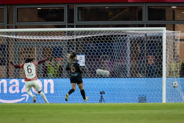 Melchie Dumornay (Olympique Lyon, 6) bejubelt das Tor zum 0:1 durch Tabitha Chawinga (Olympique Lyon, 22), nicht im Bild. Tuva Hansen (FC Bayern Muenchen, 6) kann dem Ball nur noch hinterherschauen. GER, FC Bayern Muenchen vs. Olympique Lyon, Fussball, UEFA Womans Champions League, Viertelfinale Hinspiel, Saison 2024 2025, 18.03.2025. GER, FC Bayern Muenchen vs. Olympique Lyon, Fussball, UEFA Womans Champions League, Viertelfinale Hinspiel, Saison 2024 2025, 18.03.2025. Muenchen Copyright: xEibner-Pressefoto HeikexFeinerx EP_HFR