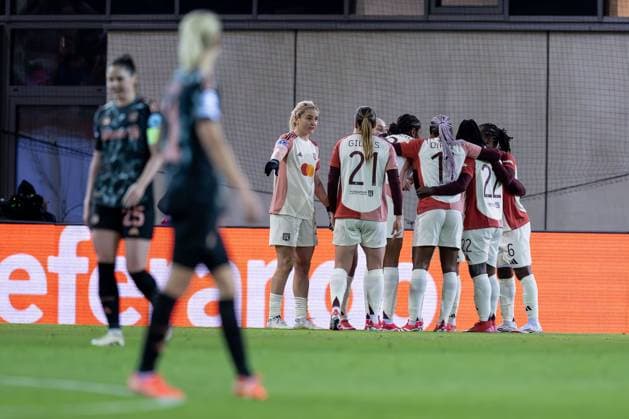 Die Franzoesinnen bejubeln mit Tabitha Chawinga (Olympique Lyon, 22) deren Tor zum 0:1. GER, FC Bayern Muenchen vs. Olympique Lyon, Fussball, UEFA Womans Champions League, Viertelfinale Hinspiel, Saison 2024 2025, 18.03.2025. GER, FC Bayern Muenchen vs. Olympique Lyon, Fussball, UEFA Womans Champions League, Viertelfinale Hinspiel, Saison 2024 2025, 18.03.2025. Muenchen Copyright: xEibner-Pressefoto HeikexFeinerx EP_HFR