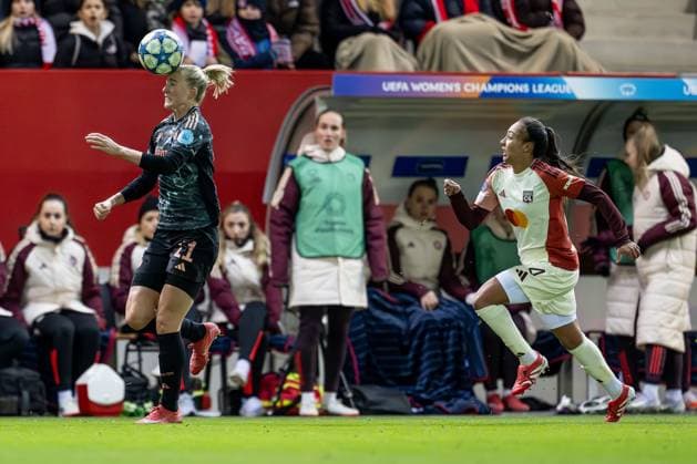 Lea Schueller (FC Bayern Muenchen Frauen, 11) verfolgt von Selma Bacha (Olympique Lyon, 4). GER, FC Bayern Muenchen vs. Olympique Lyon, Fussball, UEFA Womans Champions League, Viertelfinale Hinspiel, Saison 2024 2025, 18.03.2025. GER, FC Bayern Muenchen vs. Olympique Lyon, Fussball, UEFA Womans Champions League, Viertelfinale Hinspiel, Saison 2024 2025, 18.03.2025. Muenchen Copyright: xEibner-Pressefoto HeikexFeinerx EP_HFR