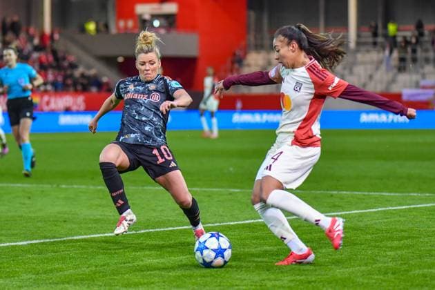 Linda Dallmann (10 FC Bayern) und Selma Bacha(4 Olympique Lyonnais) in Aktion beim UEFA Womens Champions League Spiel FC Bayern München - Olympique Lyon am 18.03.2025. München FC Bayern Campus Bayern Deutschland