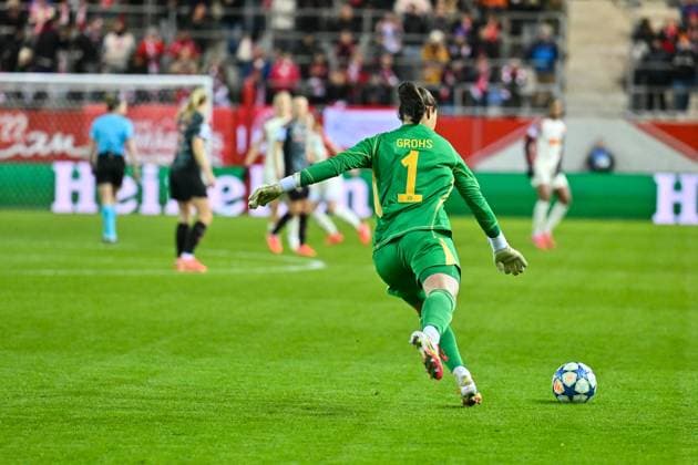 UEFA Womens s Champions League; FC Bayern München Frauen - Olympique Lyonnais; 18.03.2025 Ist nach langer Verletzungspause wieder im Tor des FC Bayern Maria-Luisa GROHS (FC Bayern München Frauen 1) Tumor Krebs Einzelfoto Freisteller Women s Champions League: FC Bayern Muenchen - Olympique Lyon, FC Bayern Campus Spielstaette am 18.03.2025 Copyright: xBEAUTIFULxSPORTS Goldbergx