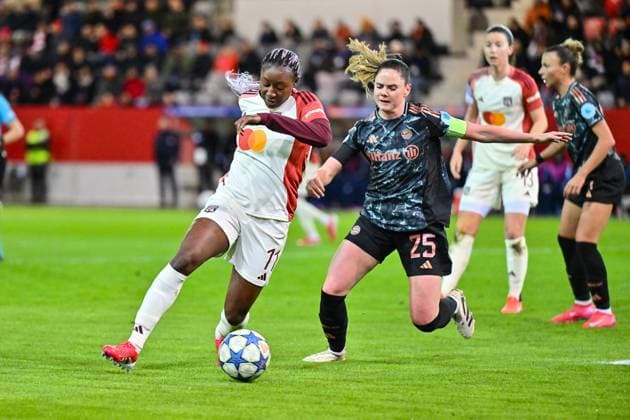 UEFA Womens s Champions League; FC Bayern München Frauen - Olympique Lyonnais; 18.03.2025 Im Duell Kadidiatou DIANI (Olympique Lyonnais 11) und Sarah ZADRAZIL (FCB 25) Zweikampf Women s Champions League: FC Bayern Muenchen - Olympique Lyon, FC Bayern Campus Spielstaette am 18.03.2025 Copyright: xBEAUTIFULxSPORTS Goldbergx