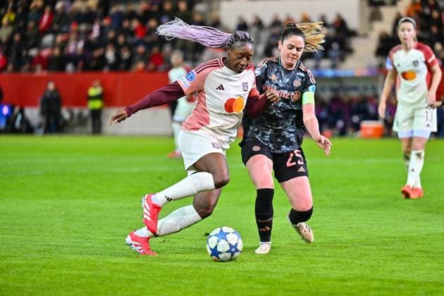 UEFA Womens s Champions League; FC Bayern München Frauen - Olympique Lyonnais; 18.03.2025 Im Duell Kadidiatou DIANI (Olympique Lyonnais 11) und Sarah ZADRAZIL (FCB 25) Zweikampf Women s Champions League: FC Bayern Muenchen - Olympique Lyon, FC Bayern Campus Spielstaette am 18.03.2025 Copyright: xBEAUTIFULxSPORTS Goldbergx