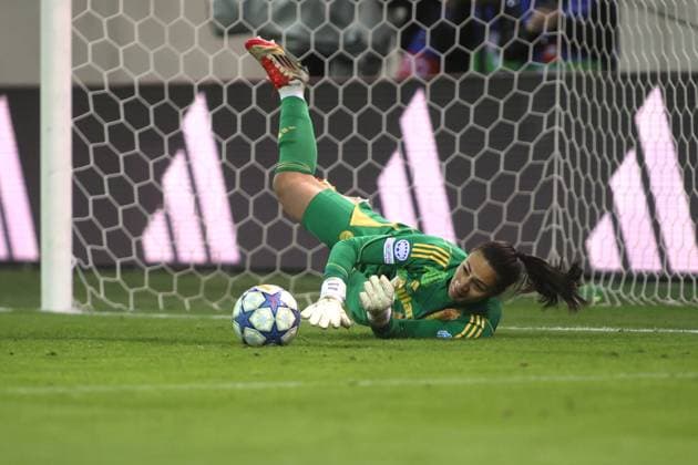 Bayerns 1 Torfarau Maria-Luisa GROHS haelt Elfmeter - Strafstoss. Frauenfussball, Muenchen - Lyon. Frauen - Fußball - Championsleague, FC Bayern München - Olympique Lyon, Viertelfinale Hinspiel, Saison 2024-2025, am 18.03.2025 in Muenchen, F C B A Y E R N C A M P U S, Deutschland. Quelle Copyright Credit : Oryk HAIST