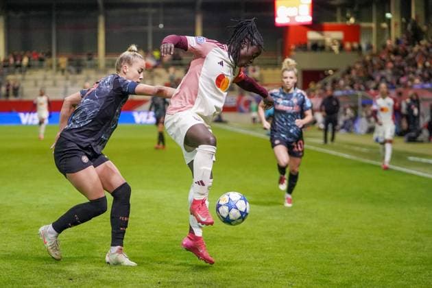 Giulia Gwinn (7 FC Bayern) und Tabitha Chawinga (22 Olympique Lyonnais) in Aktion beim UEFA Womens Champions League Spiel FC Bayern München - Olympique Lyon am 18.03.2025. München FC Bayern Campus Bayern Deutschland