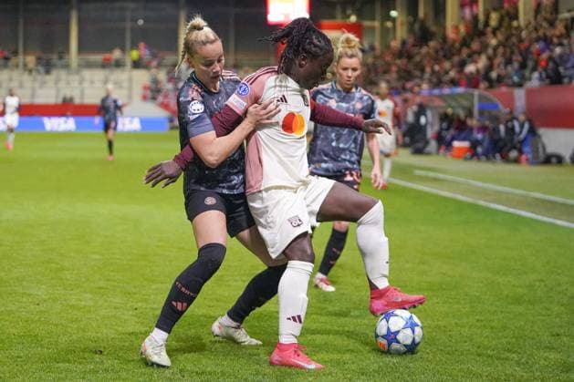 Giulia Gwinn (7 FC Bayern) und Tabitha Chawinga (22 Olympique Lyonnais) in Aktion beim UEFA Womens Champions League Spiel FC Bayern München - Olympique Lyon am 18.03.2025. München FC Bayern Campus Bayern Deutschland