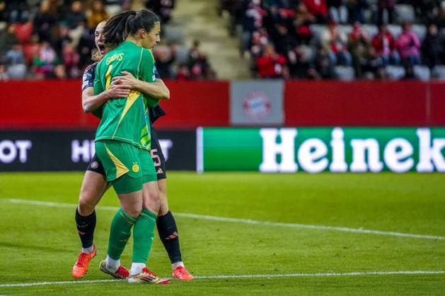 Glodis Viggosdottir (4 FC Bayern) umarmt Maria Luisa Grohs (1 Bayern) nach dem gehlatenen Elfmeter beim UEFA Womens Champions League Spiel FC Bayern München - Olympique Lyon am 18.03.2025. München FC Bayern Campus Bayern Deutschland