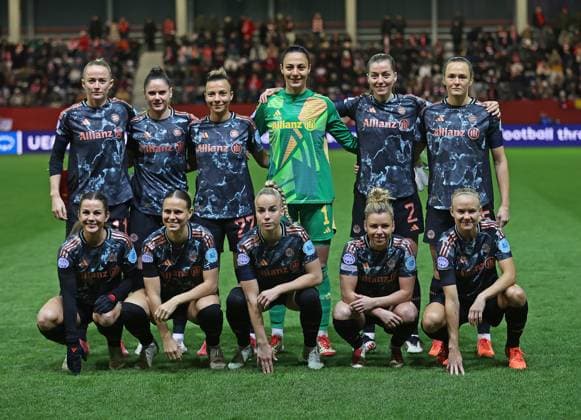 Fussball, Frauen, UEFA Women™s Champions League, Viertelfinale Hinspiel, Saison 2024 2025, FC Bayern München - Olympique Lyon, Campus Mannschaftsbild, Teambild, Startaufstellung FC Bayern München Frauen, ersten Elf