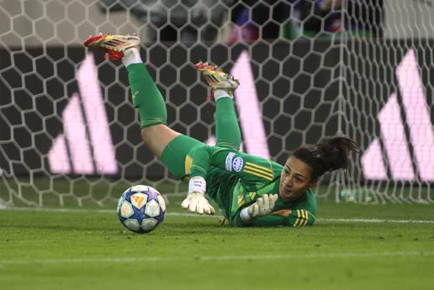Bayerns 1 Torfarau Maria-Luisa GROHS haelt Elfmeter - Strafstoss. Frauenfussball, Muenchen - Lyon. Frauen - Fußball - Championsleague, FC Bayern München - Olympique Lyon, Viertelfinale Hinspiel, Saison 2024-2025, am 18.03.2025 in Muenchen, F C B A Y E R N C A M P U S, Deutschland. Quelle Copyright Credit : Oryk HAIST