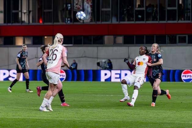Kampf um den Ball Zweikampf zwischen Melchie Dumornay (Olympique Lyon, 6) und Magdalena Eriksson (FC Bayern Muenchen Frauen, 5), Lindsey Heaps (Olympique Lyon, 26) sieht zu. GER, FC Bayern Muenchen vs. Olympique Lyon, Fussball, UEFA Womans Champions League, Viertelfinale Hinspiel, Saison 2024 2025, 18.03.2025. GER, FC Bayern Muenchen vs. Olympique Lyon, Fussball, UEFA Womans Champions League, Viertelfinale Hinspiel, Saison 2024 2025, 18.03.2025. Muenchen Copyright: xEibner-Pressefoto HeikexFeinerx EP_HFR