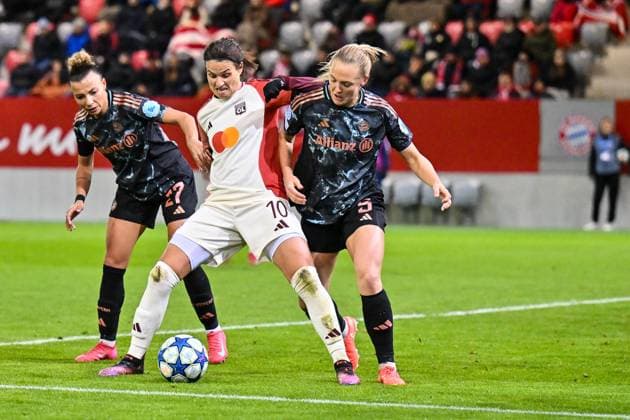 UEFA Womens s Champions League; FC Bayern München Frauen - Olympique Lyonnais; 18.03.2025 v. l. Arianna CARUSO (FC Bayern Muenchen Frauen 27), Dzsenifer MAROZSAN (Olympique Lyonnais 10) und Madalena ERIKSSON (FCB 5) Zweikampf Women s Champions League: FC Bayern Muenchen - Olympique Lyon, FC Bayern Campus Spielstaette am 18.03.2025 Copyright: xBEAUTIFULxSPORTS Goldbergx