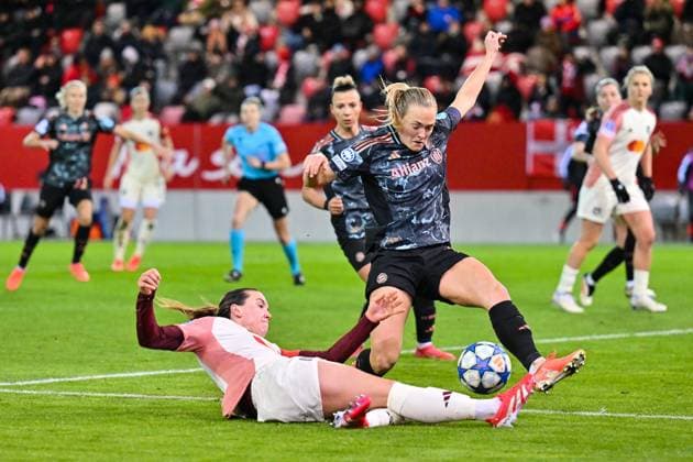 UEFA Womens s Champions League; FC Bayern München Frauen - Olympique Lyonnais; 18.03.2025 im Duell Vicki BECHO (Olympique Lyonnais 27) und Madalena ERIKSSON (FCB 5) Zweikampf Women s Champions League: FC Bayern Muenchen - Olympique Lyon, FC Bayern Campus Spielstaette am 18.03.2025 Copyright: xBEAUTIFULxSPORTS Goldbergx