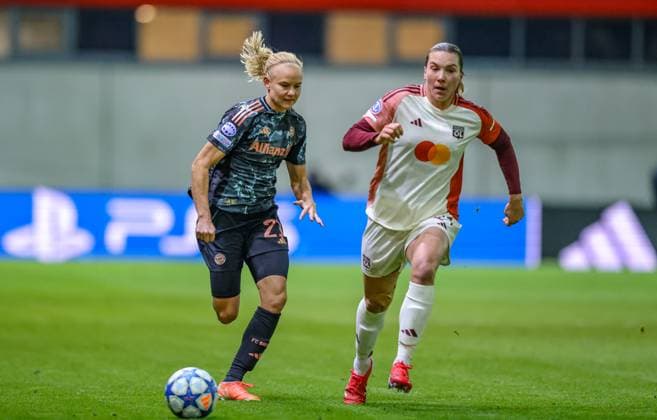 GER, München, FC Bayern München vs Olympique Lyon, Women s Champions League, Fussball, UEFA, Spielzeit 2024 2025, FC Bayern Campus, Viertelfinale, im Bild v.l.: Pernille Harder (FC Bayern München Frauen 21), Vanessa Gilles (Olympique Lyon 21) DFB DFL REGULATIONS PROHIBIT ANY USE OF PHOTOGRAPHS AS IMAGE SEQUENCES AND OR QUASI-VIDEO, 18.03.2024, Copyright: HMBxMedia HendrikxHamelau