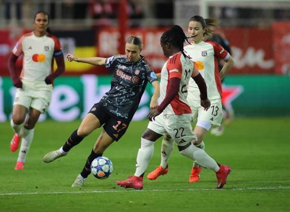 Fussball, Frauen, UEFA Women™s Champions League, Viertelfinale Hinspiel, Saison 2024 2025, FC Bayern München - Olympique Lyon, Campus Klara Bühl Buehl (FC Bayern München) mit Ball im Angriff