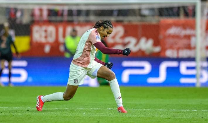 GER, München, FC Bayern München vs Olympique Lyon, Women s Champions League, Fussball, UEFA, Spielzeit 2024 2025, FC Bayern Campus, Viertelfinale, im Bild: Melchie Dumornay (Olympique Lyon 6) erzielt das 2:0 für Olympique Lyon gegen Bayern München, Wendie Renard (Olympique Lyon 3) jubelt DFB DFL REGULATIONS PROHIBIT ANY USE OF PHOTOGRAPHS AS IMAGE SEQUENCES AND OR QUASI-VIDEO, 18.03.2024, Copyright: HMBxMedia HendrikxHamelau