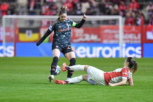 Sarah Zadrazil (25 FC Bayern) und Damaris Egurrola (13 Olympique Lyonnais) in Aktion beim UEFA Womens Champions League Spiel FC Bayern München - Olympique Lyon am 18.03.2025. München FC Bayern Campus Bayern Deutschland