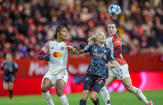 GER, München, FC Bayern München vs Olympique Lyon, Women s Champions League, Fussball, UEFA, Spielzeit 2024 2025, FC Bayern Campus, Viertelfinale, im Bild v.l.: Wendie Renard (Olympique Lyon 3), Pernille Harder (FC Bayern München Frauen 21) DFB DFL REGULATIONS PROHIBIT ANY USE OF PHOTOGRAPHS AS IMAGE SEQUENCES AND OR QUASI-VIDEO, 18.03.2024, Copyright: HMBxMedia HendrikxHamelau