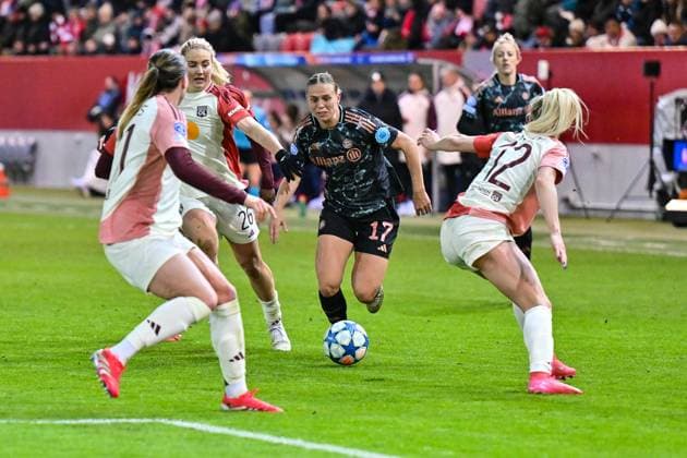 UEFA Womens s Champions League; FC Bayern München Frauen - Olympique Lyonnais; 18.03.2025 v. l. Vanessa GILLES (Olympique Lyonnais 21), Lindsey HEAPS (Olympique Lyonnais 26), Klara BUEHL (FCB 17) und Ellie CARPENTER (Olympique Lyonnais 12) Zweikampf Women s Champions League: FC Bayern Muenchen - Olympique Lyon, FC Bayern Campus Spielstaette am 18.03.2025 Copyright: xBEAUTIFULxSPORTS Goldbergx