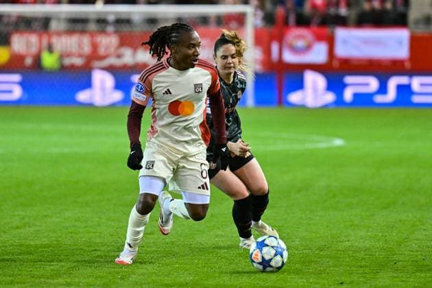 UEFA Womens s Champions League; FC Bayern München Frauen - Olympique Lyonnais; 18.03.2025 im Duell Melchie DUMORNAY (Olympique Lyonnais 6) und Sarah ZADRAZIL (FCB 25) Zweikamf Women s Champions League: FC Bayern Muenchen - Olympique Lyon, FC Bayern Campus Spielstaette am 18.03.2025 Copyright: xBEAUTIFULxSPORTS Goldbergx