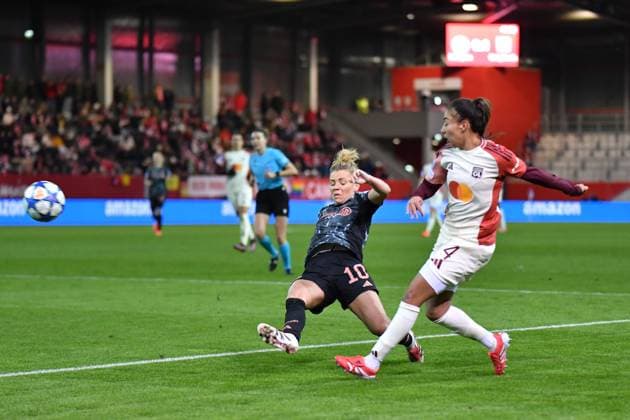 Linda Dallmann (10 FC Bayern) und Selma Bacha(4 Olympique Lyonnais) in Aktion beim UEFA Womens Champions League Spiel FC Bayern München - Olympique Lyon am 18.03.2025. München FC Bayern Campus Bayern Deutschland