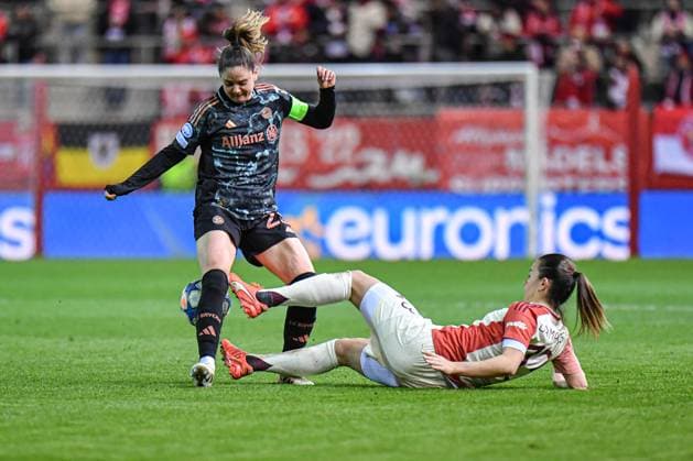Sarah Zadrazil (25 FC Bayern) und Damaris Egurrola (13 Olympique Lyonnais) in Aktion beim UEFA Womens Champions League Spiel FC Bayern München - Olympique Lyon am 18.03.2025. München FC Bayern Campus Bayern Deutschland