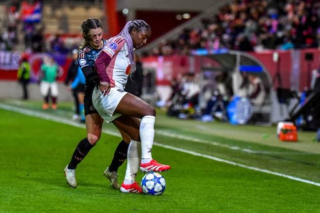 Tuva Hansen (6 FC Bayern) und Kadidiatou Diani (11 Olympique Lyonnais) in Aktion beim UEFA Womens Champions League Spiel FC Bayern München - Olympique Lyon am 18.03.2025. München FC Bayern Campus Bayern Deutschland