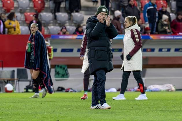 Alexander Straus (Chef-Trainer, FC Bayern Muenchen Frauen) bedankt sich bei den Fans fuer die Unterstuetzung. GER, FC Bayern Muenchen vs. Olympique Lyon, Fussball, UEFA Womans Champions League, Viertelfinale Hinspiel, Saison 2024 2025, 18.03.2025. GER, FC Bayern Muenchen vs. Olympique Lyon, Fussball, UEFA Womans Champions League, Viertelfinale Hinspiel, Saison 2024 2025, 18.03.2025. Muenchen Copyright: xEibner-Pressefoto HeikexFeinerx EP_HFR