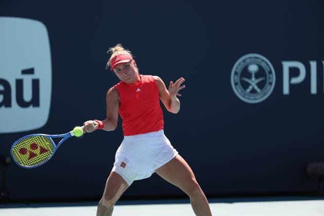 March 18, 2025, Miami Gardens, Florida, United States Of America: MIAMI GARDENS, FLORIDA - MARCH 18: Naomi Osaka of Japan defeats Yuliia Starodubtseva of the Ukraine during their match on Day 1 of the Miami Open at Hard Rock Stadium on March 18, 2025 in Miami Gardens, Florida. ...People: Yuliia Starodubtseva Miami Gardens United States Of America - ZUMAs214 20250318_ada_s214_021 Copyright: xSMGx