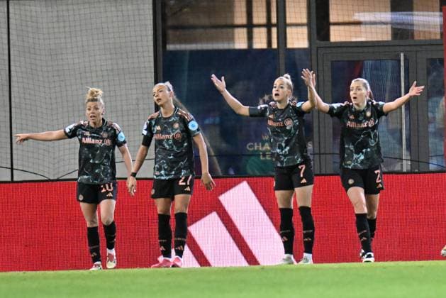 Frauenfußball - Unverständnis über Schiedsrichterin-Entscheidung bei DALLMANN Linda, CARUSO Arianna, GWINN Giulia und SEMBRANT Linda bei dem UEFA Frauen Champions League Spiel des FC Bayern München gegen Olympique Lyonnais am 18.03.2025, Deutschland, Bayern München FC Bayern Campus Bayern Deutschland