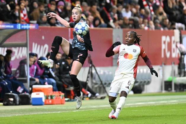 Frauenfußball - Zweikampf zwischen GWINN Giulia und DUMORNAY Melchie bei dem UEFA Frauen Champions League Spiel des FC Bayern München gegen Olympique Lyonnais am 18.03.2025, Deutschland, Bayern München FC Bayern Campus Bayern Deutschland
