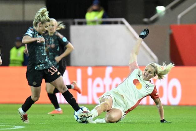 Frauenfußball - Zweikampf zwischen DALLMANN Linda und HEAPS Lindsey bei dem UEFA Frauen Champions League Spiel des FC Bayern München gegen Olympique Lyonnais am 18.03.2025, Deutschland, Bayern München FC Bayern Campus Bayern Deutschland
