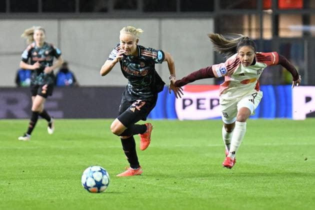 Frauenfußball - Sprintduell zwischen HARDER Pernille und BACHA Selma bei dem UEFA Frauen Champions League Spiel des FC Bayern München gegen Olympique Lyonnais am 18.03.2025, Deutschland, Bayern München FC Bayern Campus Bayern Deutschland