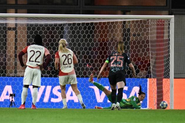 Frauenfußball - GROHS Maria Luisa hält den Elfmeter von HEAPS Lindsey bei dem UEFA Frauen Champions League Spiel des FC Bayern München gegen Olympique Lyonnais am 18.03.2025, Deutschland, Bayern München FC Bayern Campus Bayern Deutschland