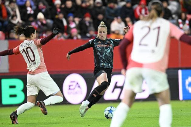 Frauenfußball - Zweikampf zwischen MAROZSAN Dzsenifer und GWINN Giulia bei dem UEFA Frauen Champions League Spiel des FC Bayern München gegen Olympique Lyonnais am 18.03.2025, Deutschland, Bayern München FC Bayern Campus Bayern Deutschland