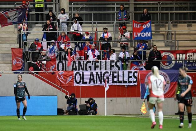 Frauenfußball - Olympique Lyonnais Fans bei dem UEFA Frauen Champions League Spiel des FC Bayern München gegen Olympique Lyonnais am 18.03.2025, Deutschland, Bayern München FC Bayern Campus Bayern Deutschland