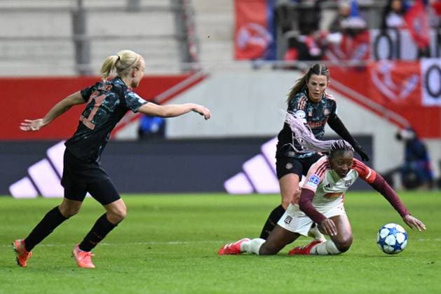 Frauenfußball - SCHÜLLER Lea, ZADRAZIL Sarah und DIANI Kadidiatou bei dem UEFA Frauen Champions League Spiel des FC Bayern München gegen Olympique Lyonnais am 18.03.2025, Deutschland, Bayern München FC Bayern Campus Bayern Deutschland